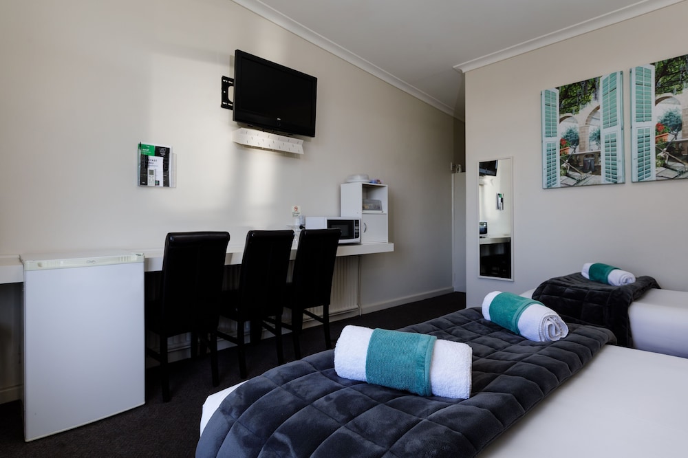 Oval Motel 25/42