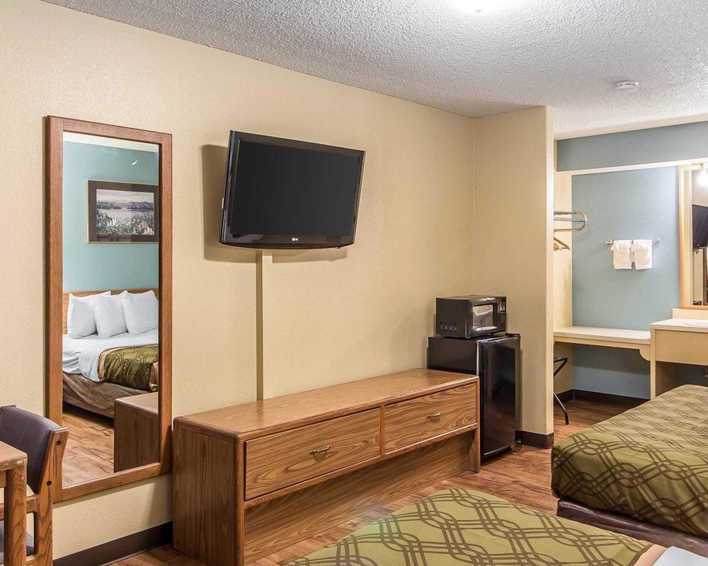 Econo Lodge Pryor 38/58