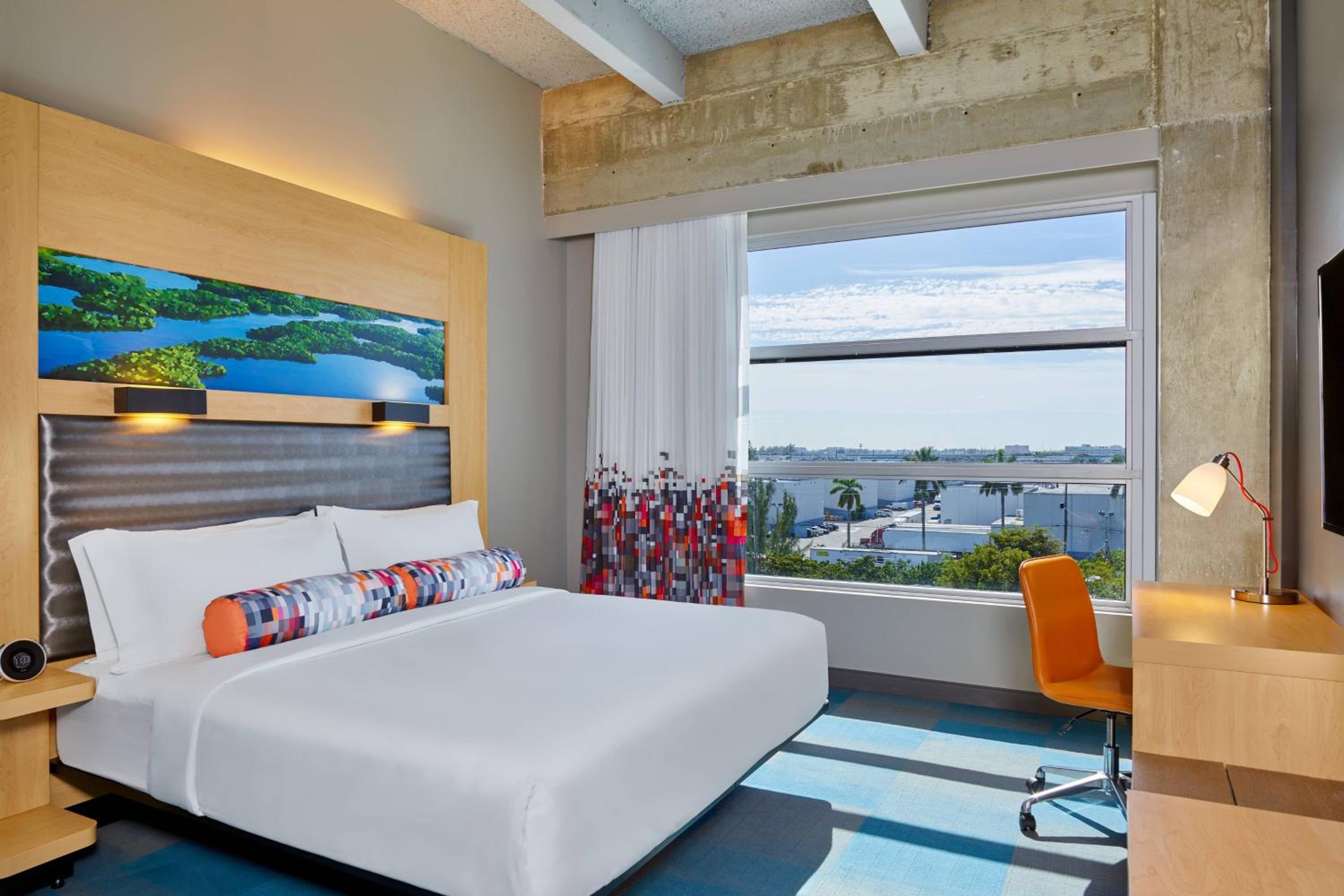 Room, King Bed, Pool View, Large, Accessible