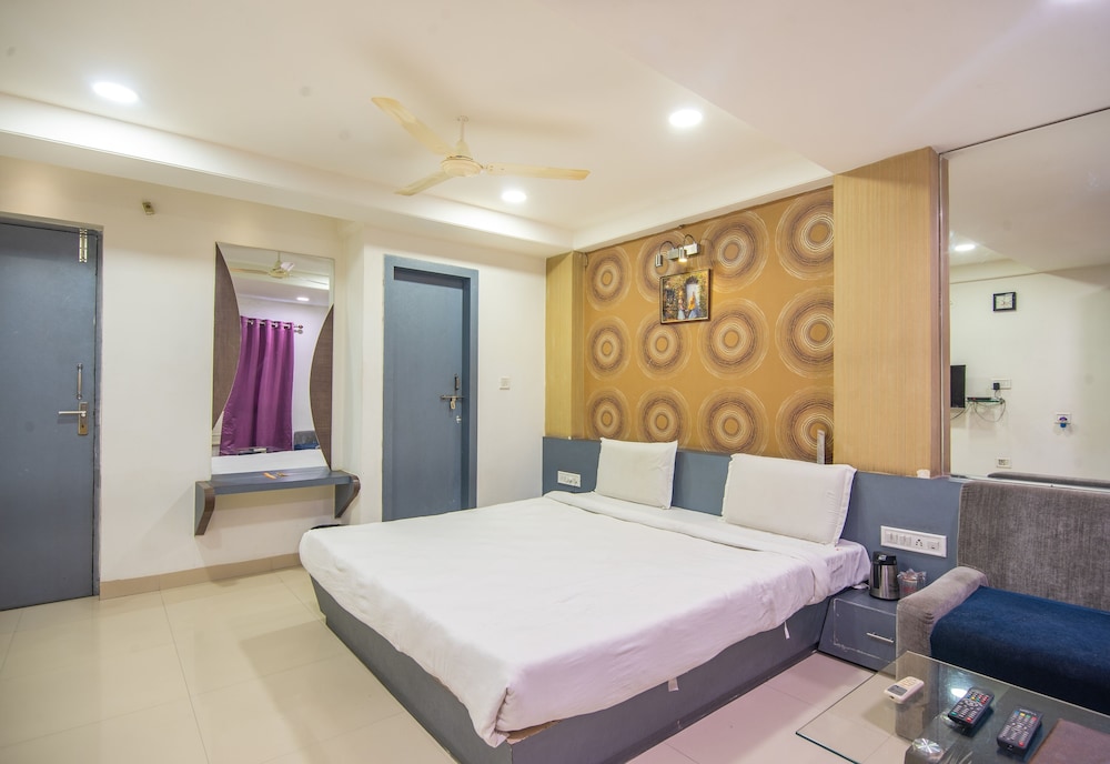 HOTEL MORYA REGENCY 13/27