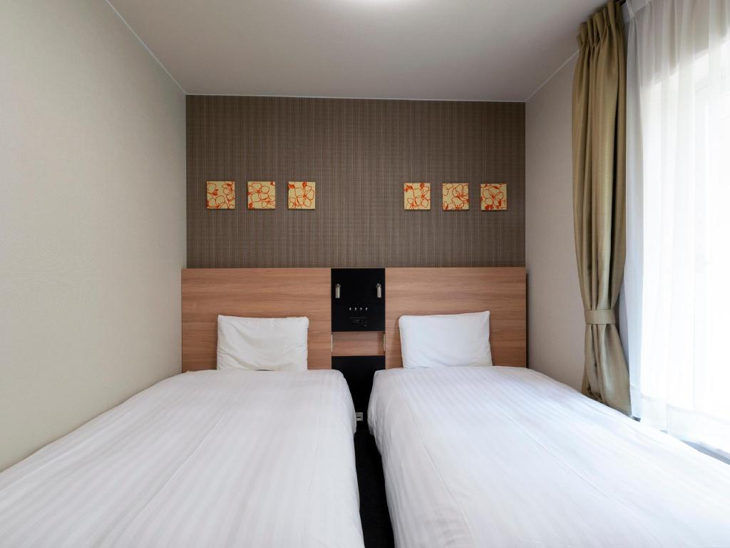 ROOM, TWIN BEDS