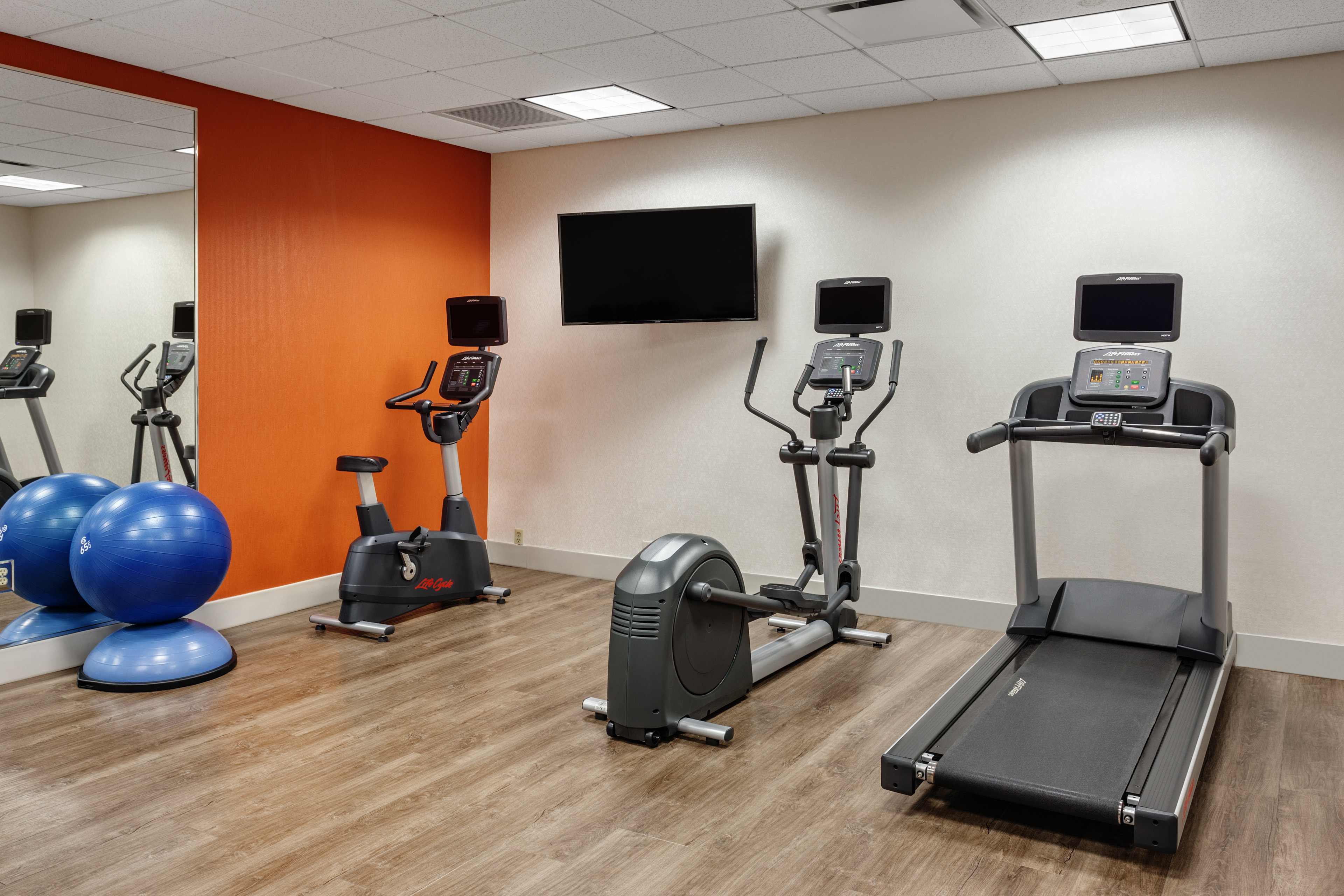 Holiday Inn Express Hotel & Suites South Portland 32/54