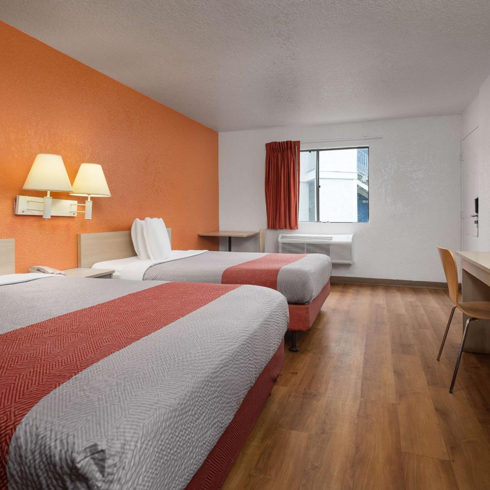 Premium, Quadruple, Motel6 Buena Park, CA - Knotts Berry Farm - Disneyland 4/7
