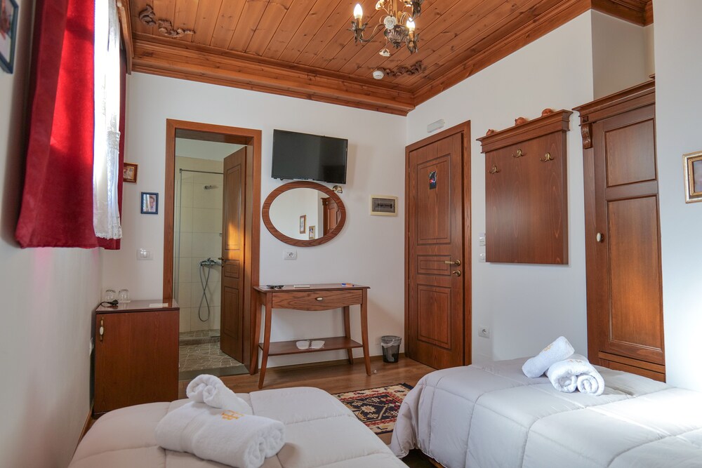 Bineri Hotel Gjirakastra 30/52