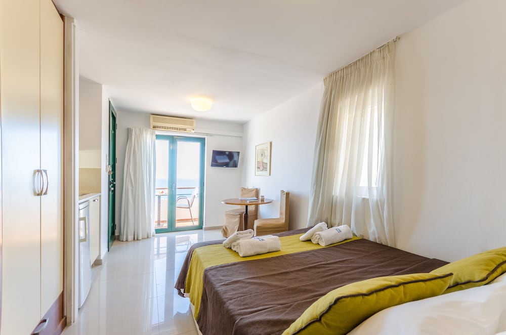 Pela Mare Hotel 9/77