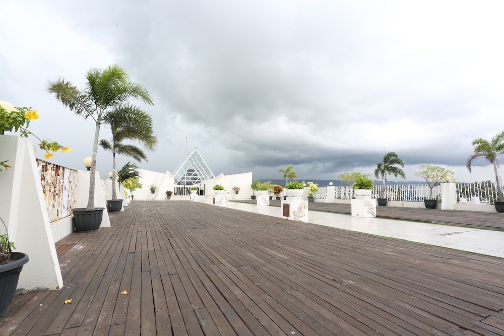 Luminor Hotel Banyuwangi Yos Sudarso 64/70