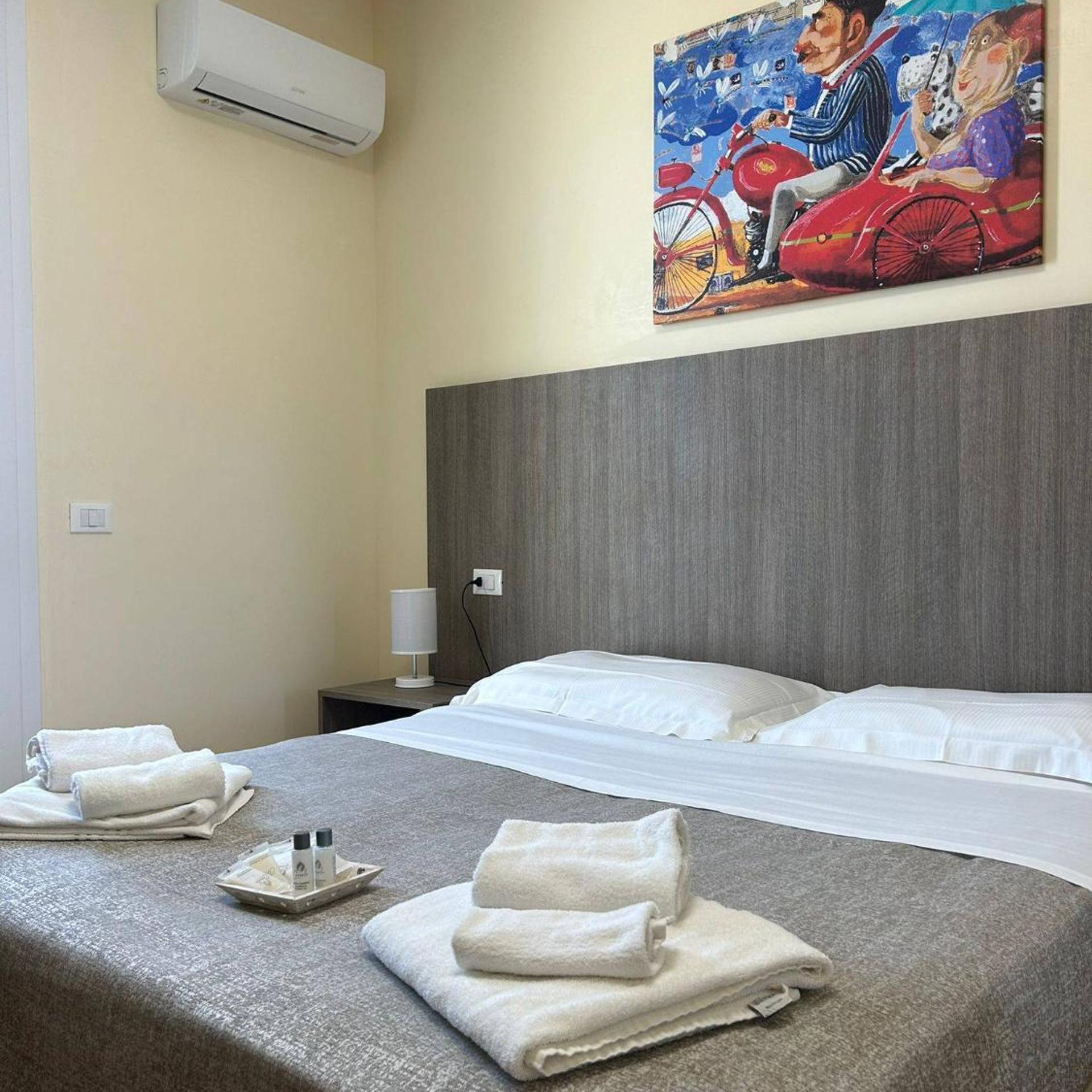 ROOM, DOUBLE BED