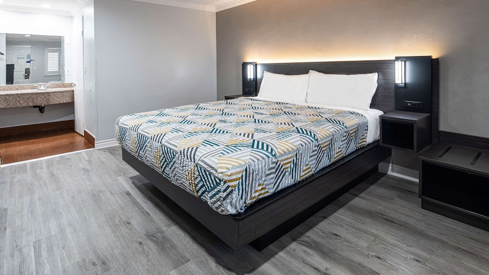 STANDARD, KING BED, ACCESSIBLE