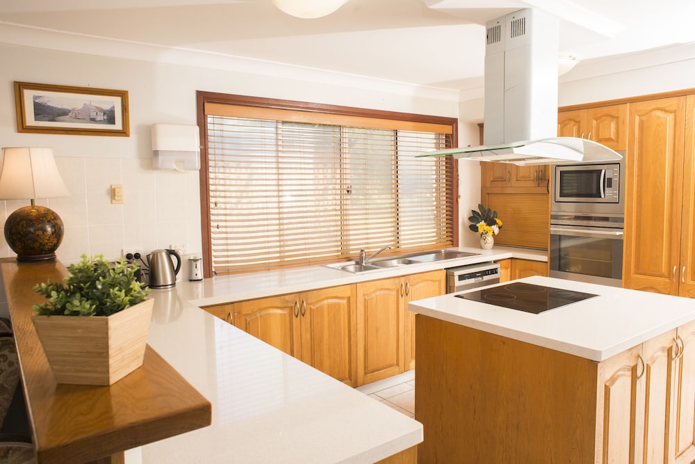 Ainslie Manor Bed and Breakfast 7/66