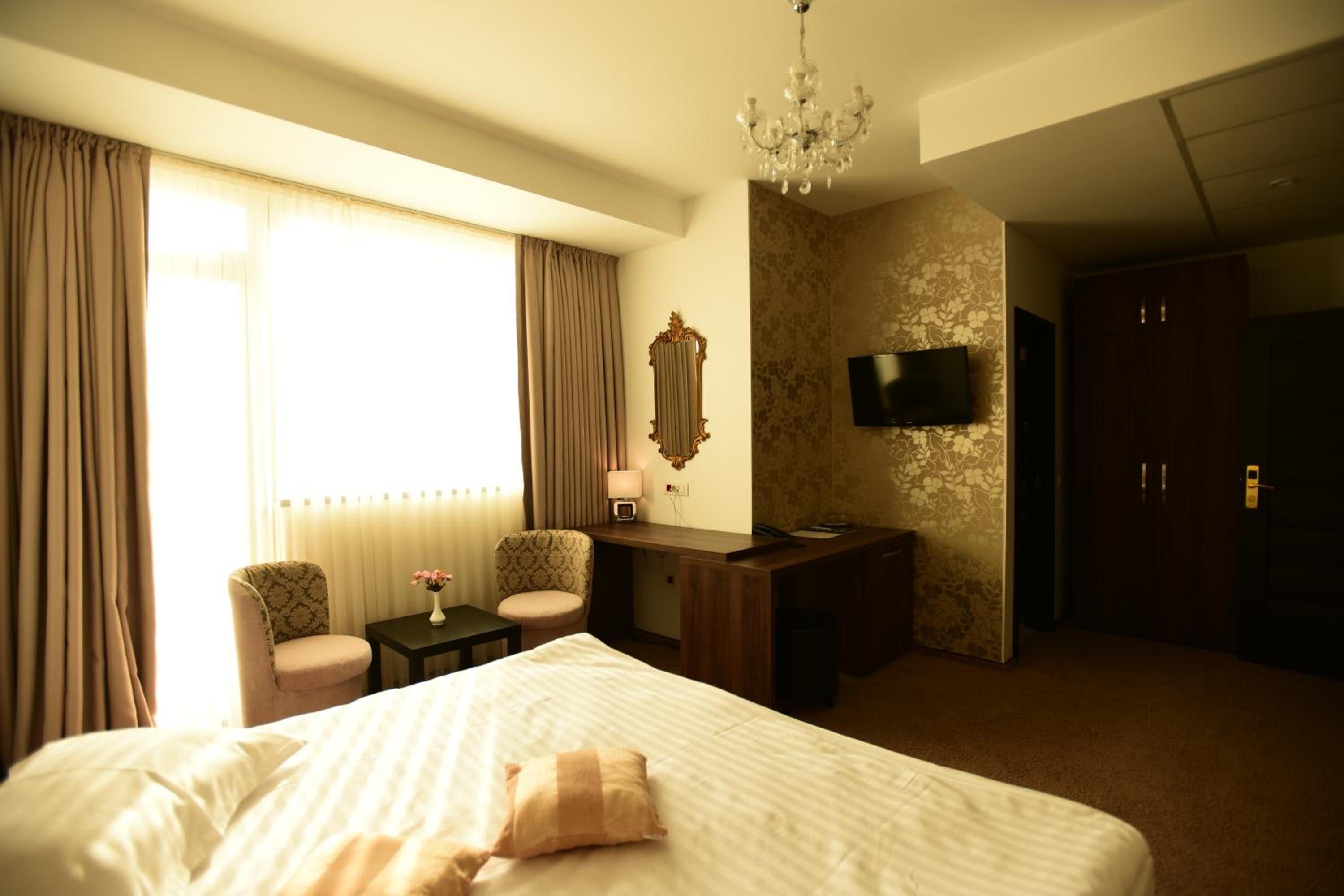 LA ROCCA BOUTIQUE 9/45