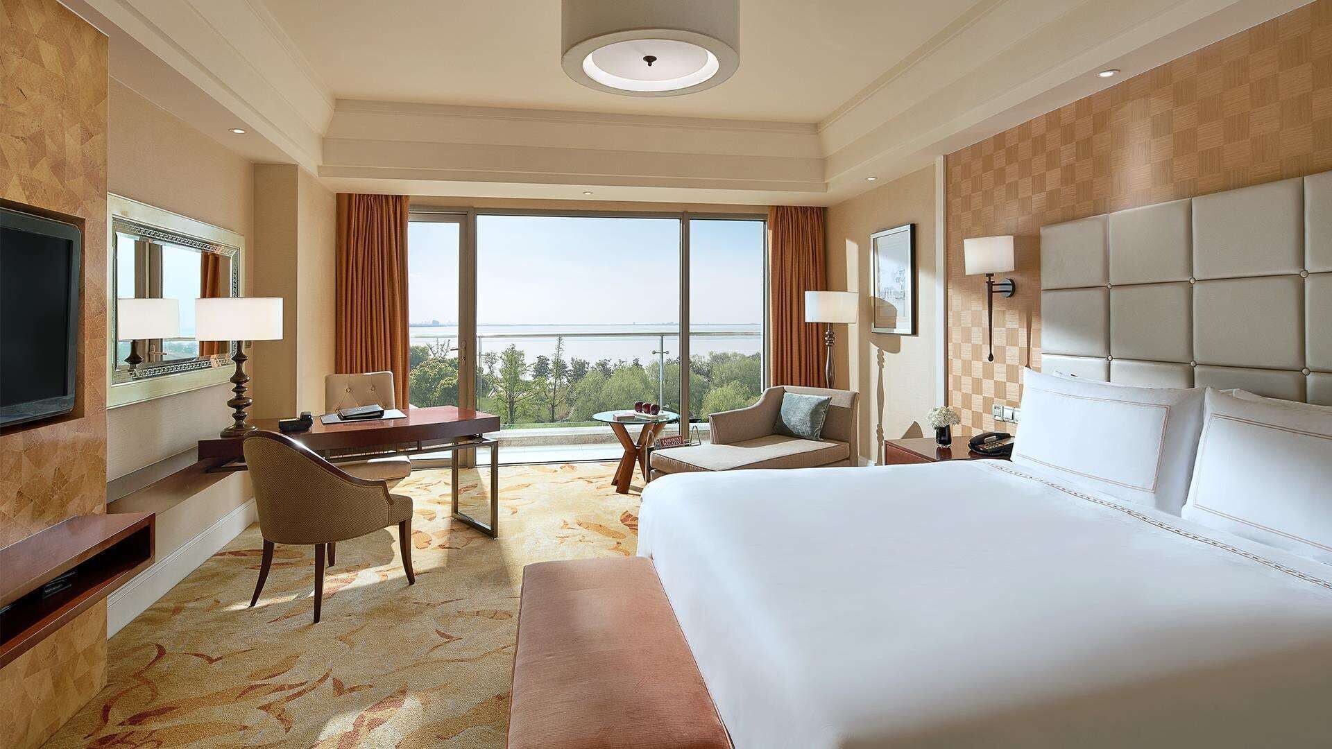 Fairmont Gold, Deluxe, King Bed, Lake View