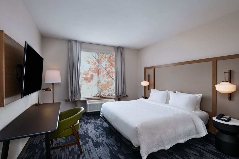 Fairfield Inn & Suites by Marriott Waller 10/28