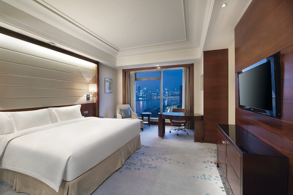 غرفة قياسية بسرير كينج مع دخول صالة النادي للمدخنين، Crowne Plaza Nanchang Riverside 4/6