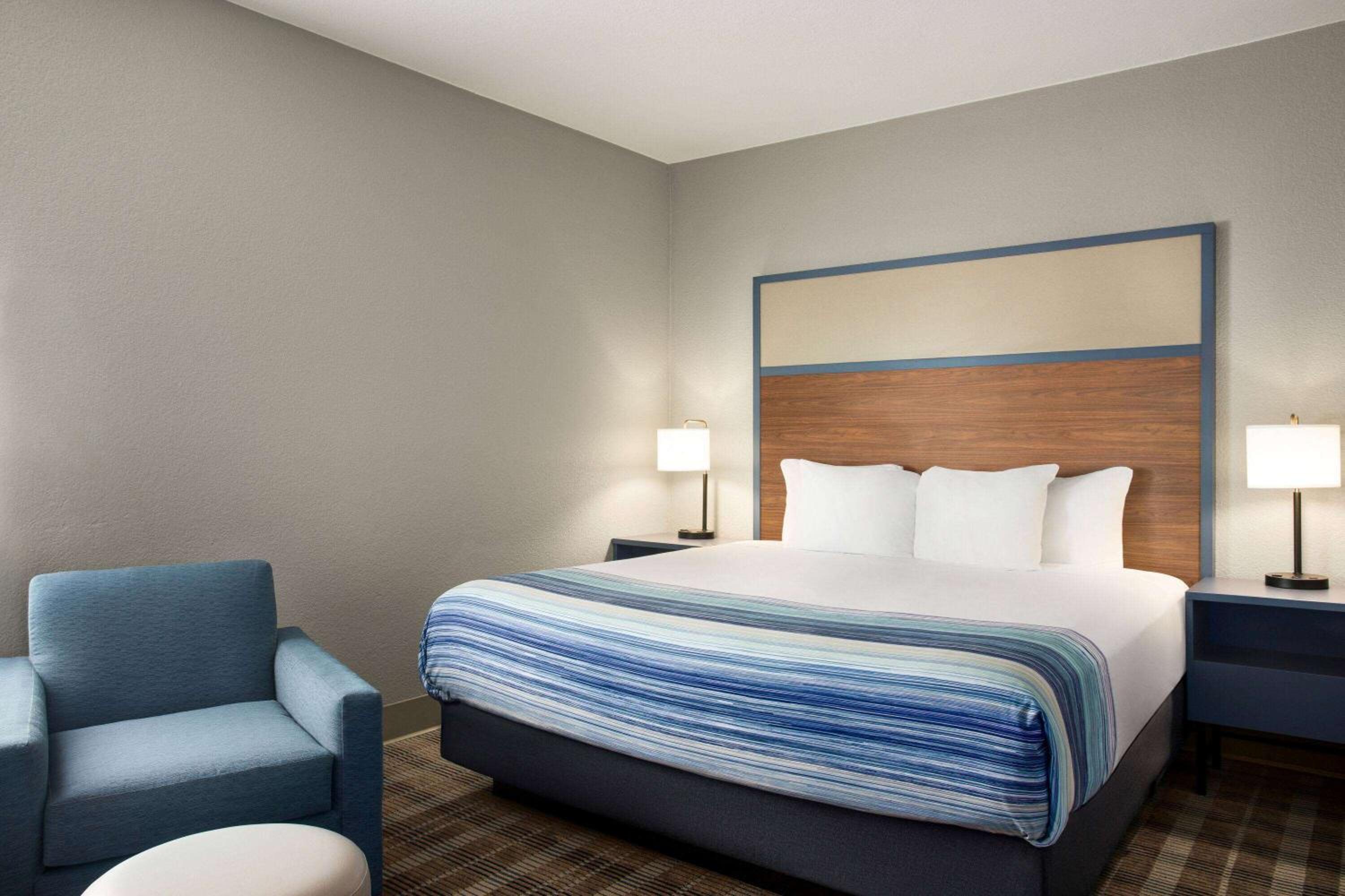 Room, King Bed, Next to Elevator