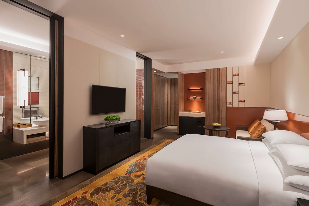 Grand, Club, King Bed, River View