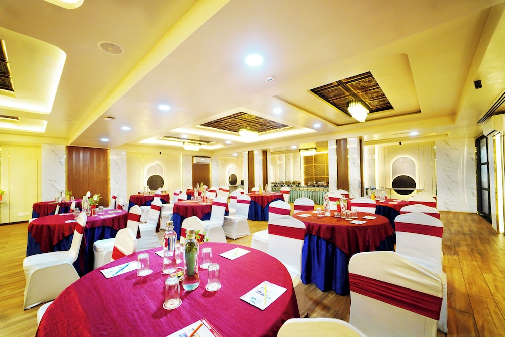 HOTEL EXCELLENCY 35/50