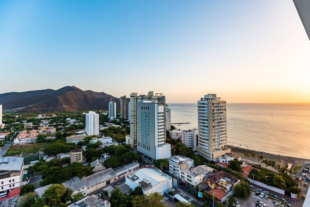 AC Hotel by Marriott Santa Marta 30/65