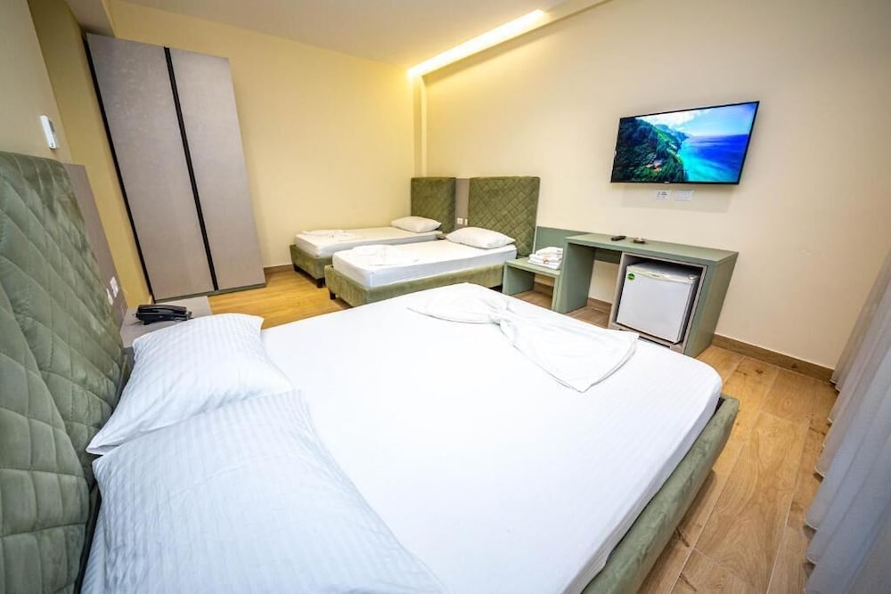 ROOM, QUADRUPLE, QUEEN AND TWIN BEDS, PARTIAL SEA VIEW, BALCONY