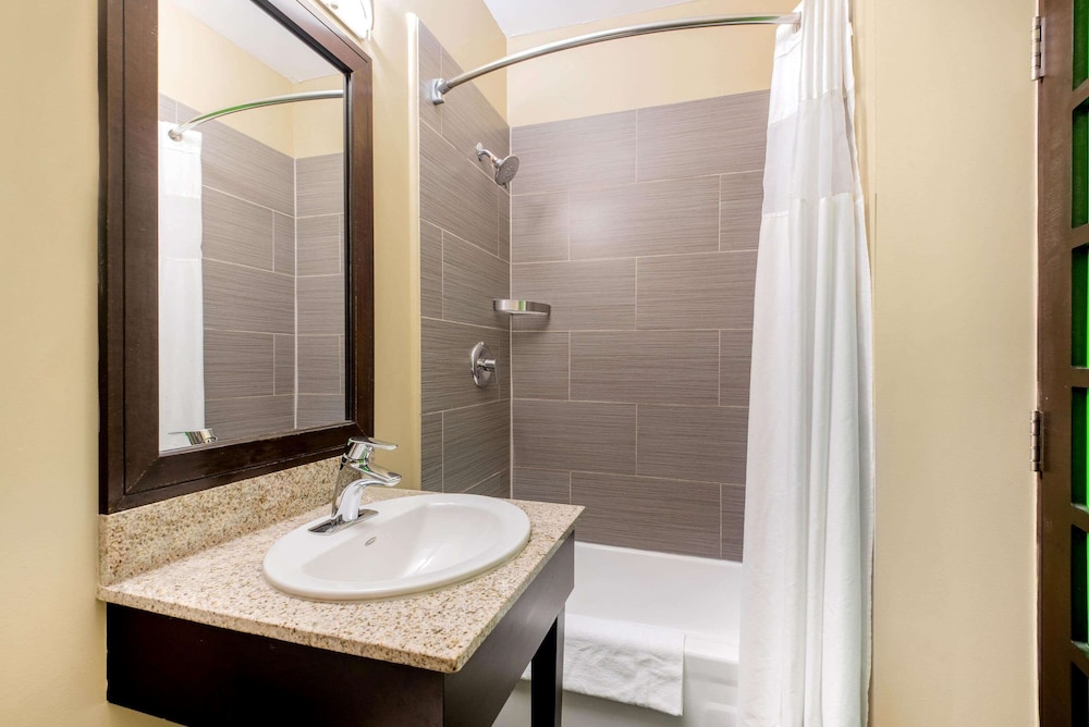 La Quinta Inn & Suites by Wyndham Oshawa 17/48