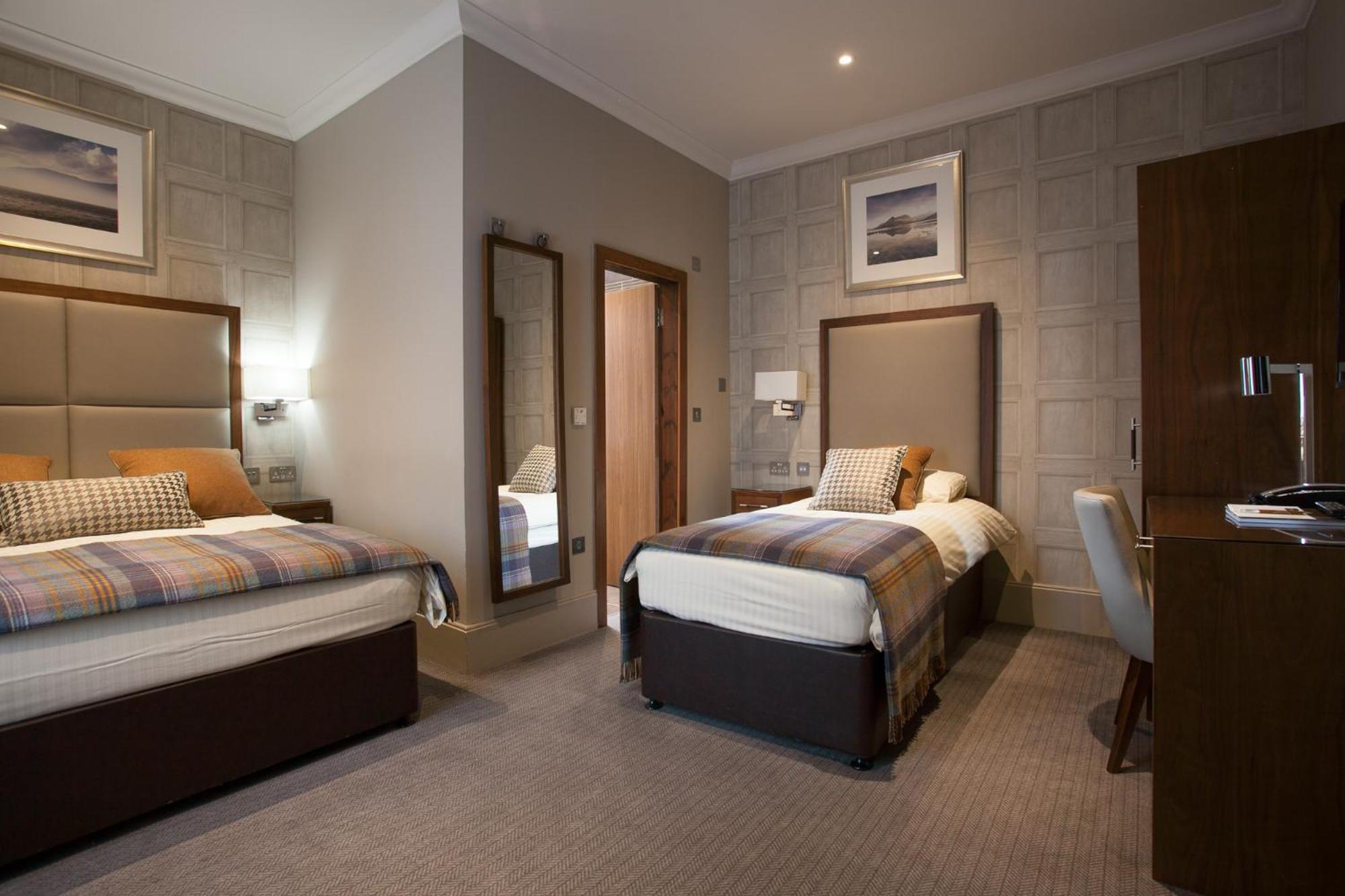 غرفة عائلية بسرير مزدوج وسرير فردي