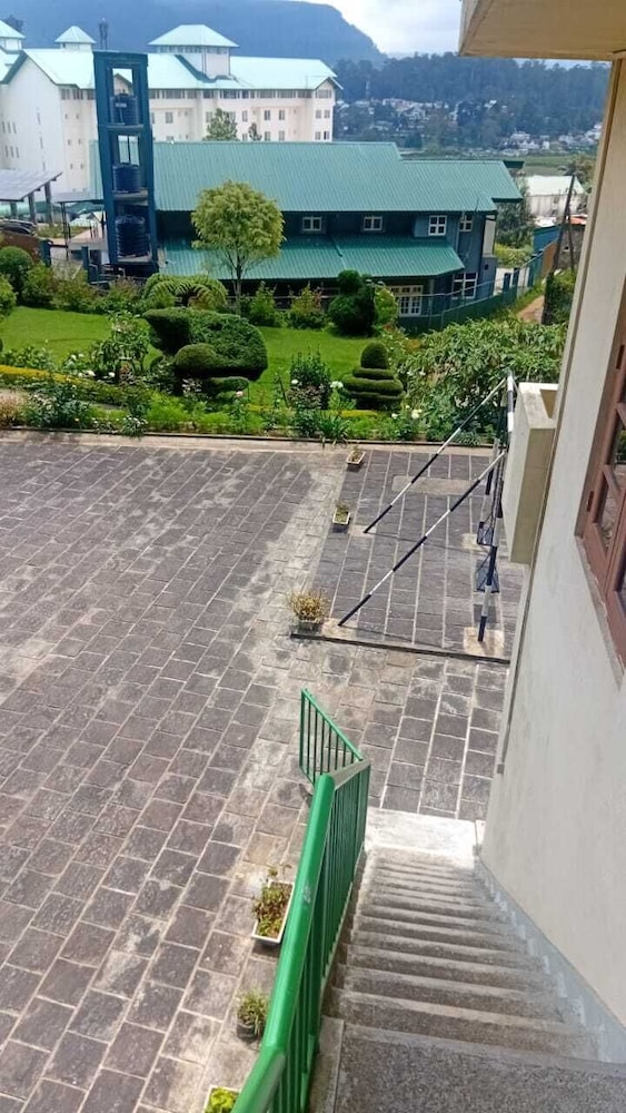 Tea Bush Hotel 55/71