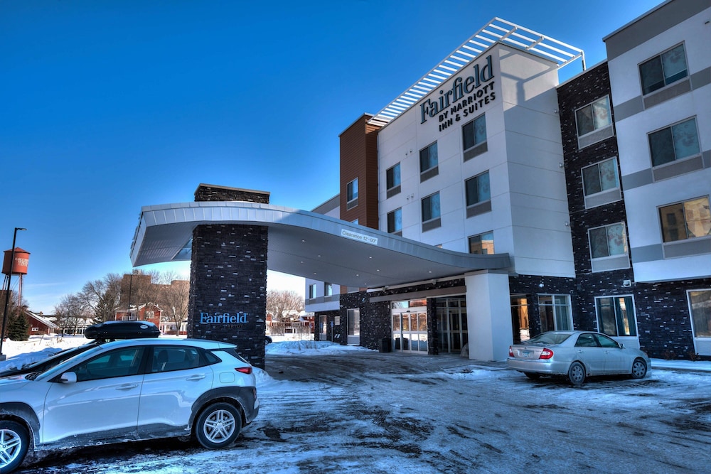 Fairfield Inn & Suites by Marriott Minneapolis North 1/36