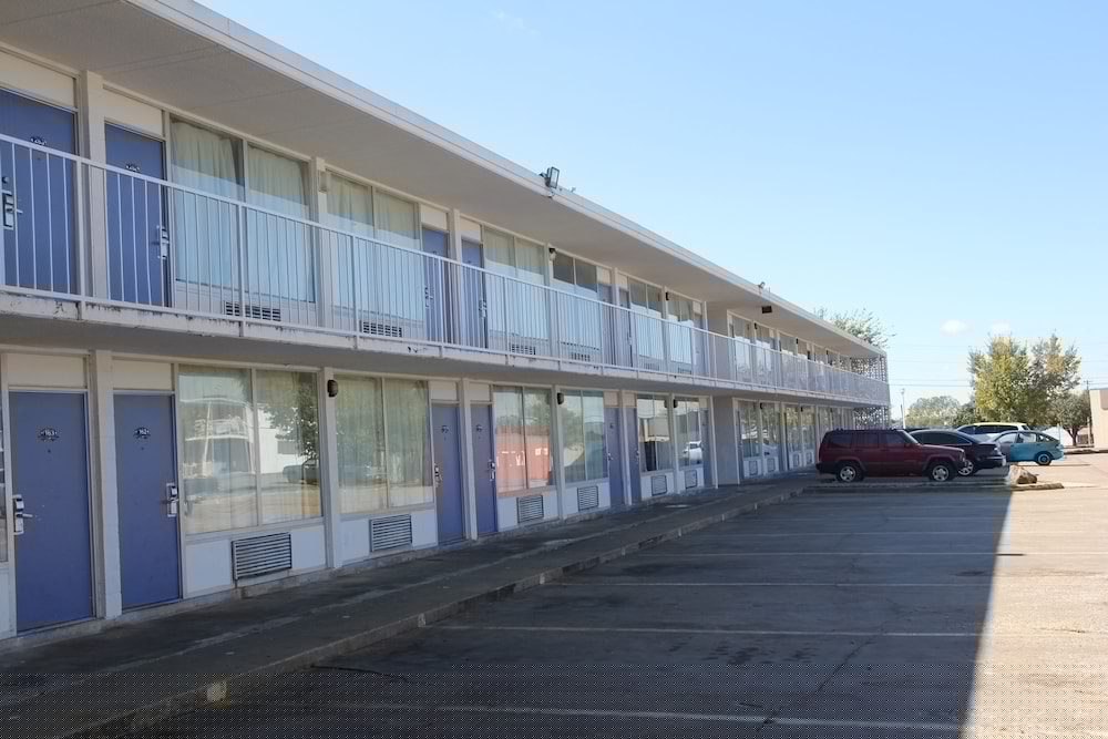 LoneStar Inn & Suites 8/51
