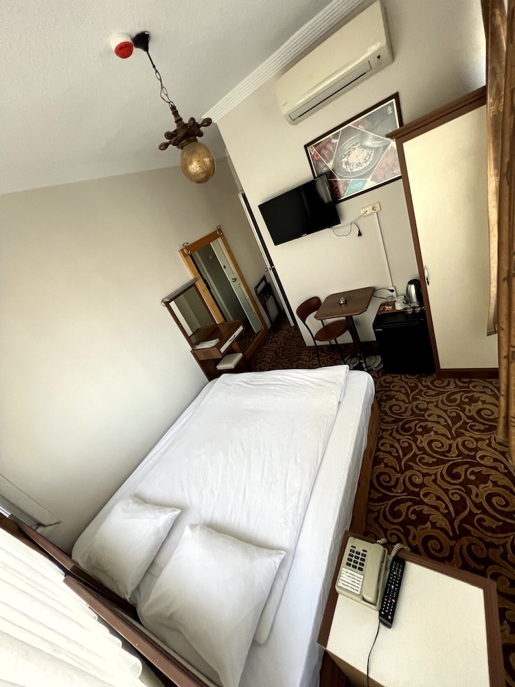 Headman Hotel 12/41