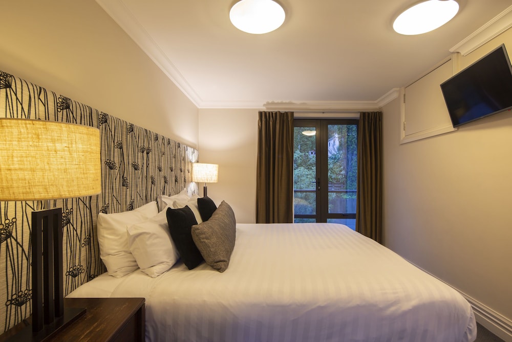 2 BEDROOMS, SUITE, LAKE VIEW
