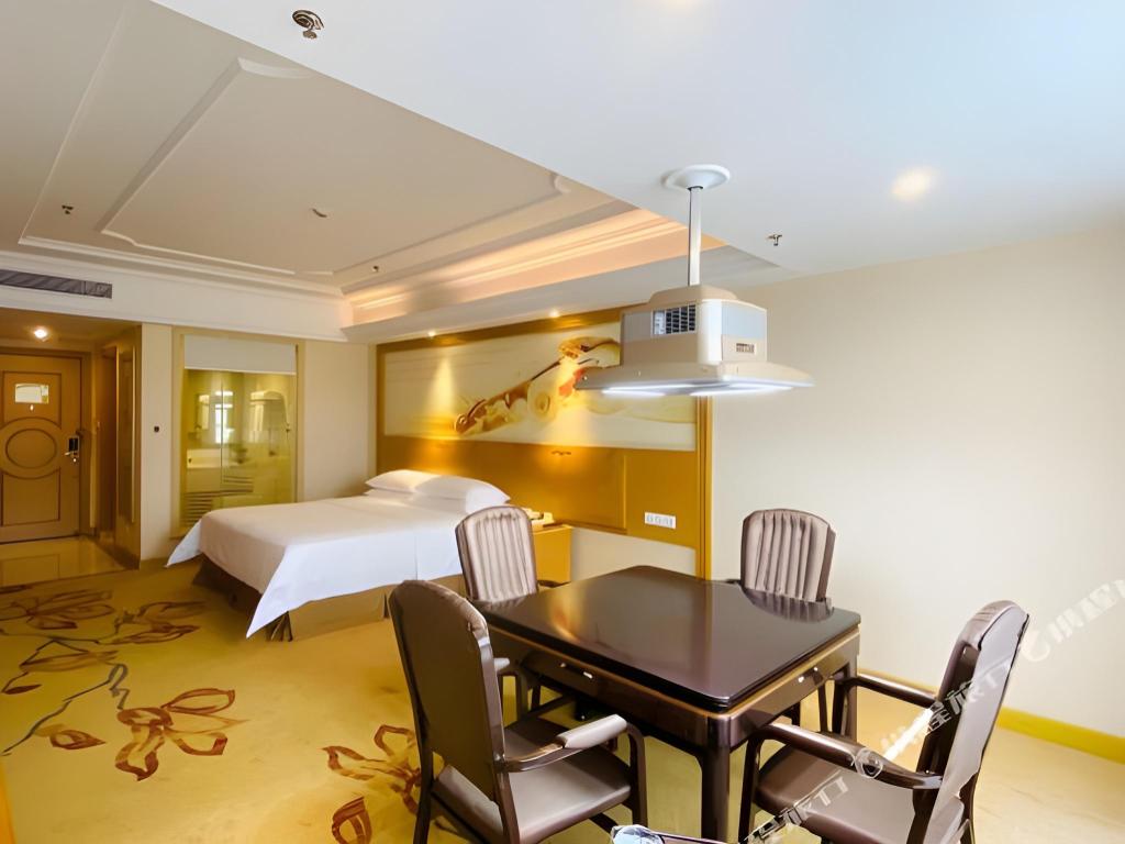 Vienna International Hotel (Zhongshan Torch Center Branch) 37/42
