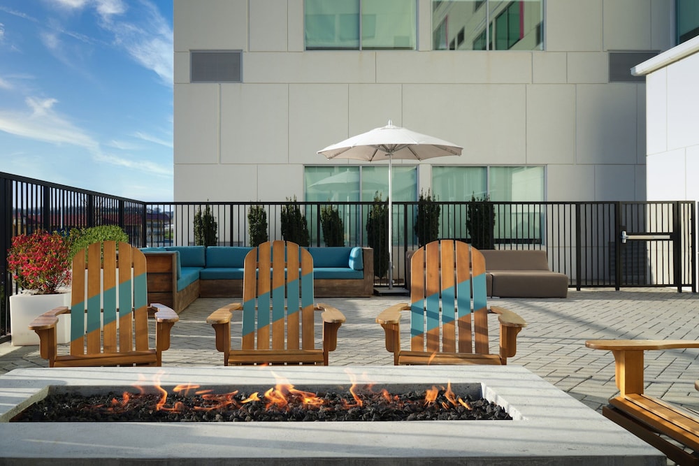 Aloft Knoxville West 40/59