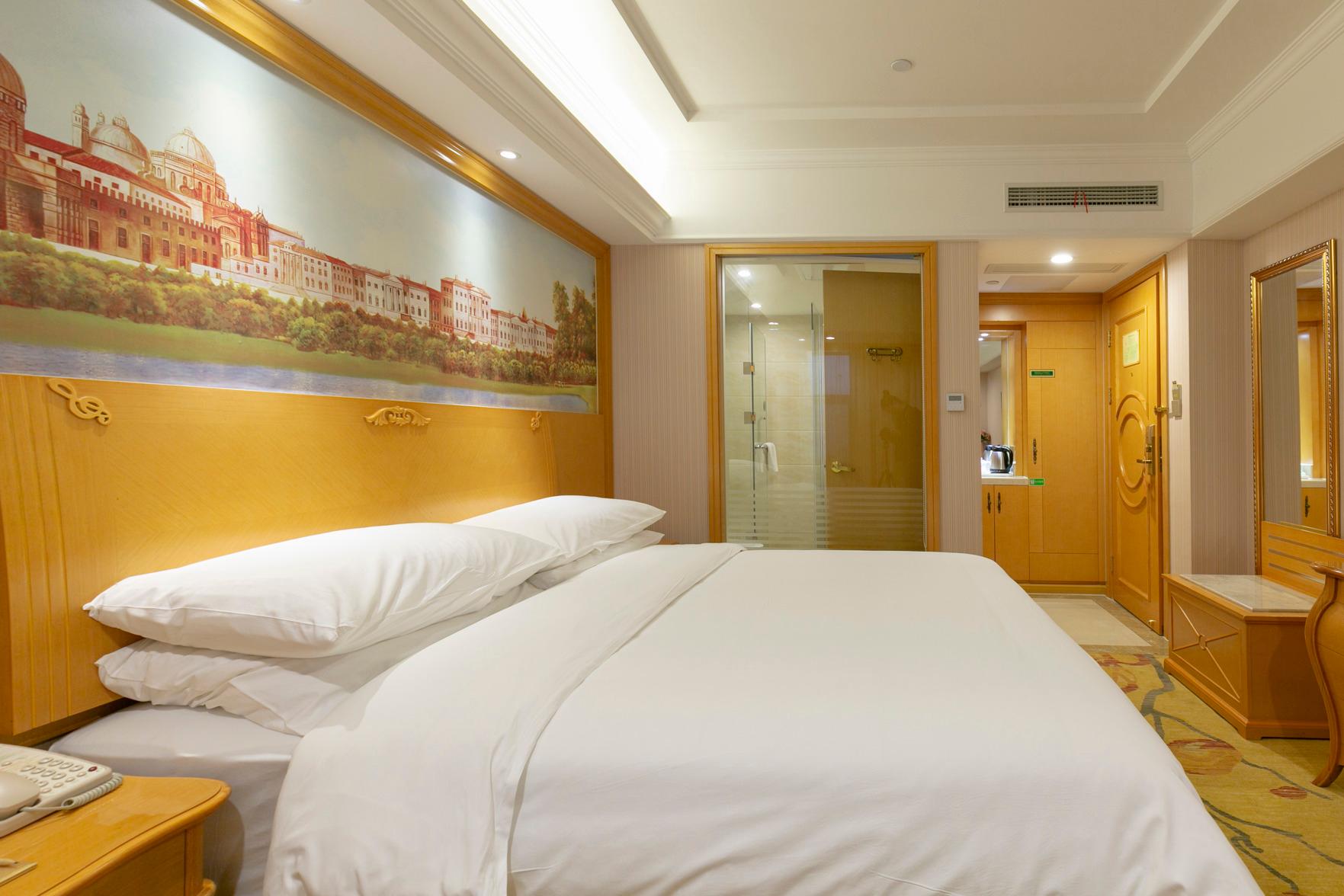 Standard, Queen Bed