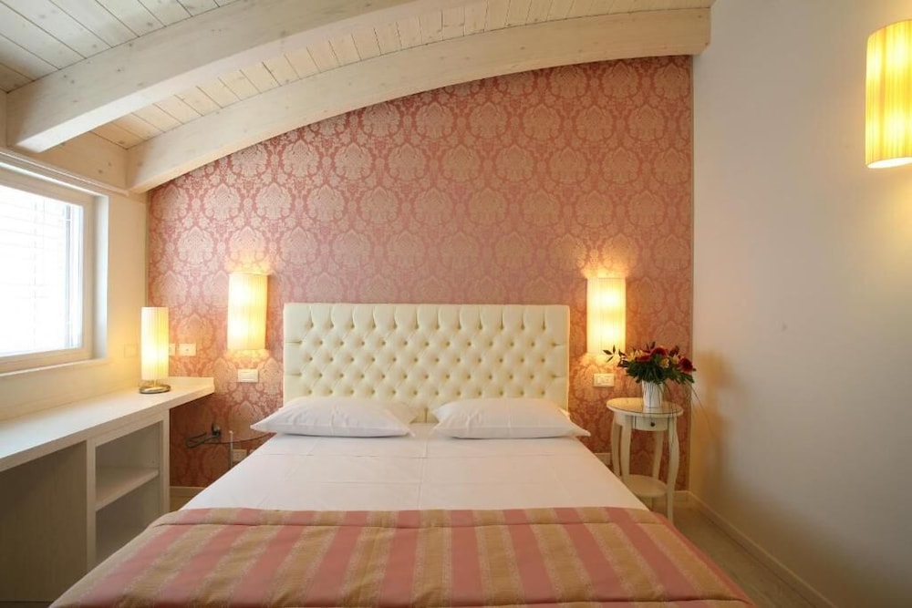 2 BEDROOMS, TOWER, STANDARD, DOUBLE OR TWIN BED