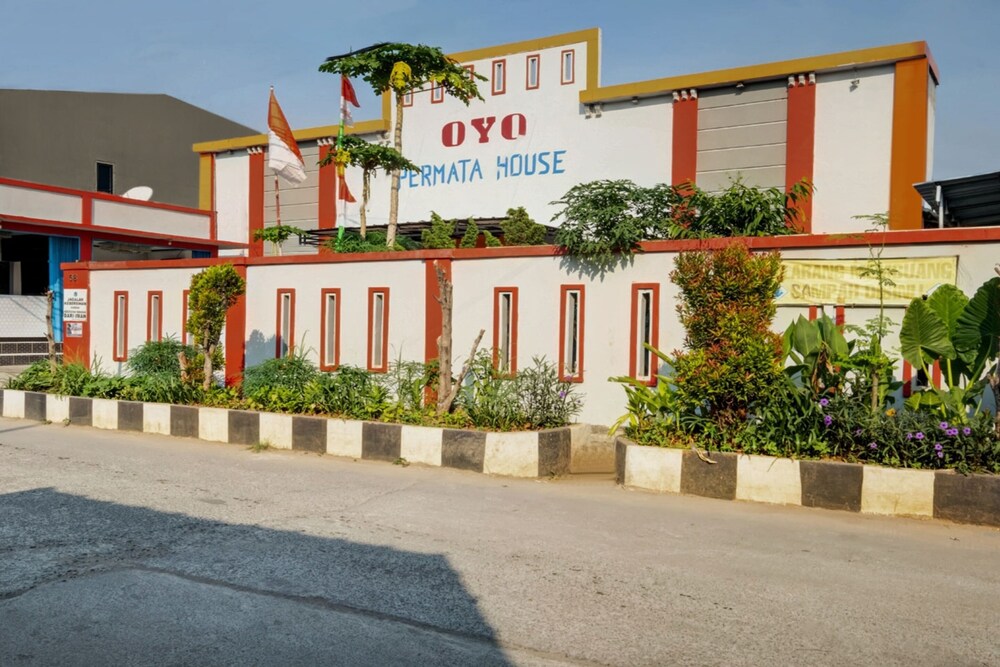OYO 3767 Permata House 18/19