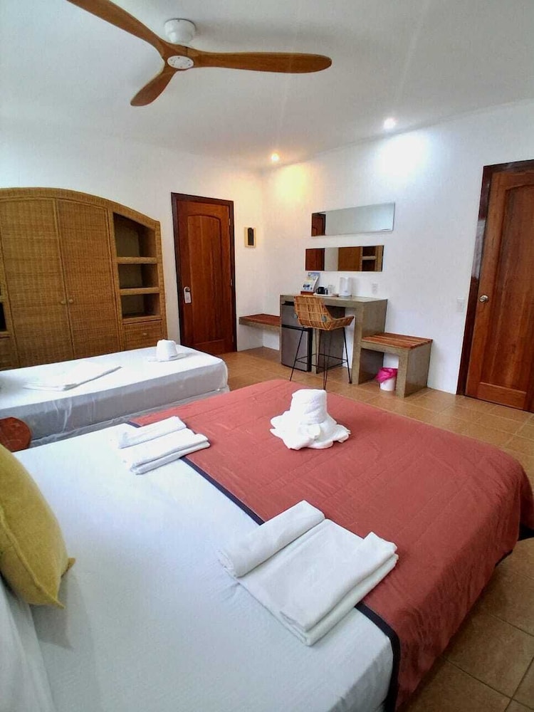 1 Bedroom, Bungalow, 1 Queen and 1 Single Bed, Garden Area، Quo Vadis Dive Resort 3/9