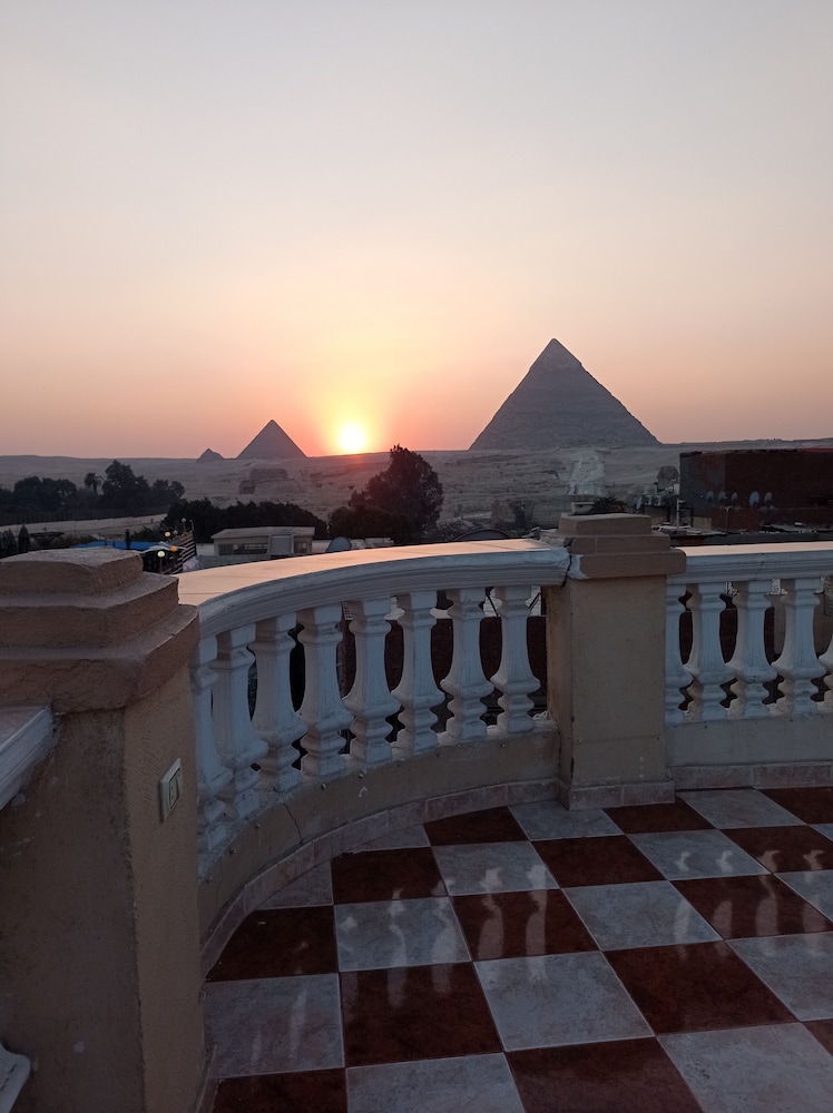 Royal Pyramids Inn 3/50