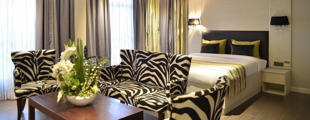 Cloud Hotel & Suites 24/37