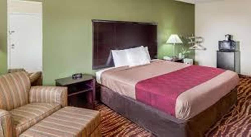 Econo Lodge Inn & Suites San Antonio near Frost Bank Center 9/25