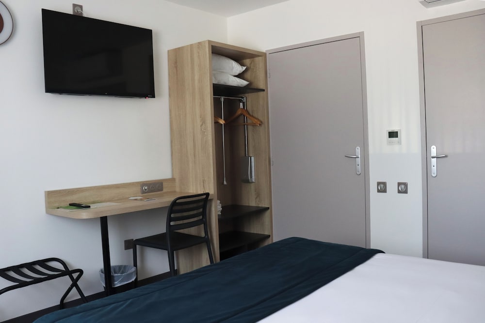 Village Hotel 25/33