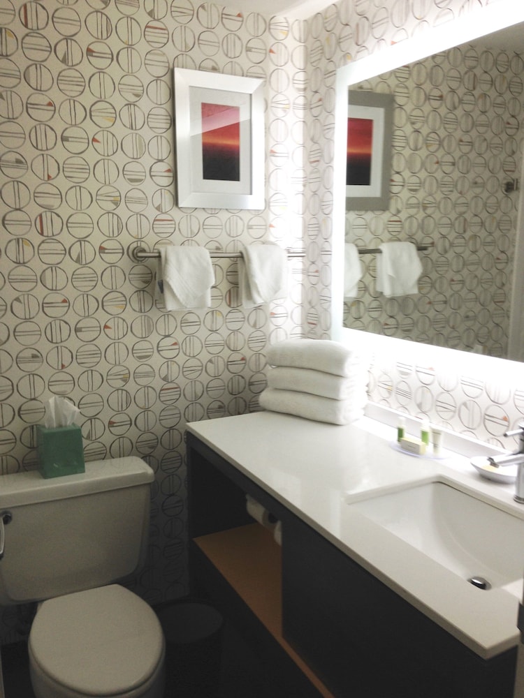 Holiday Inn Suites Pittsfield Berkshires 77/80