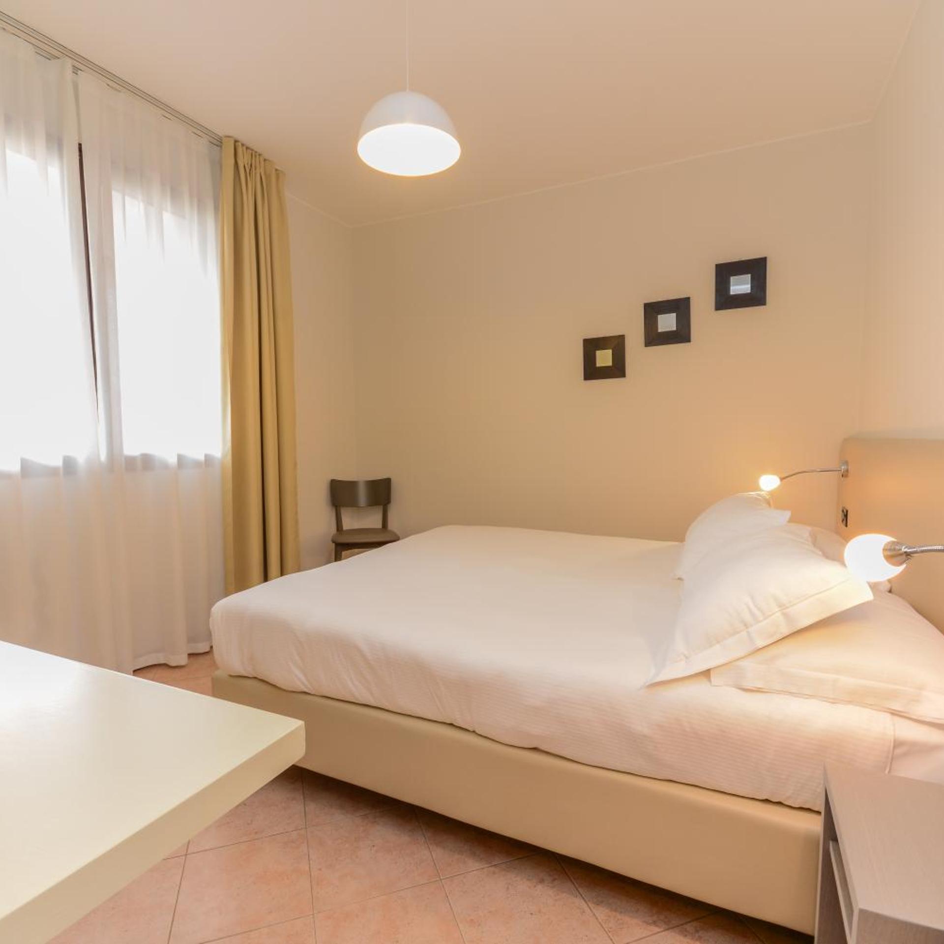 2 Bedrooms, Apartment, Lake View