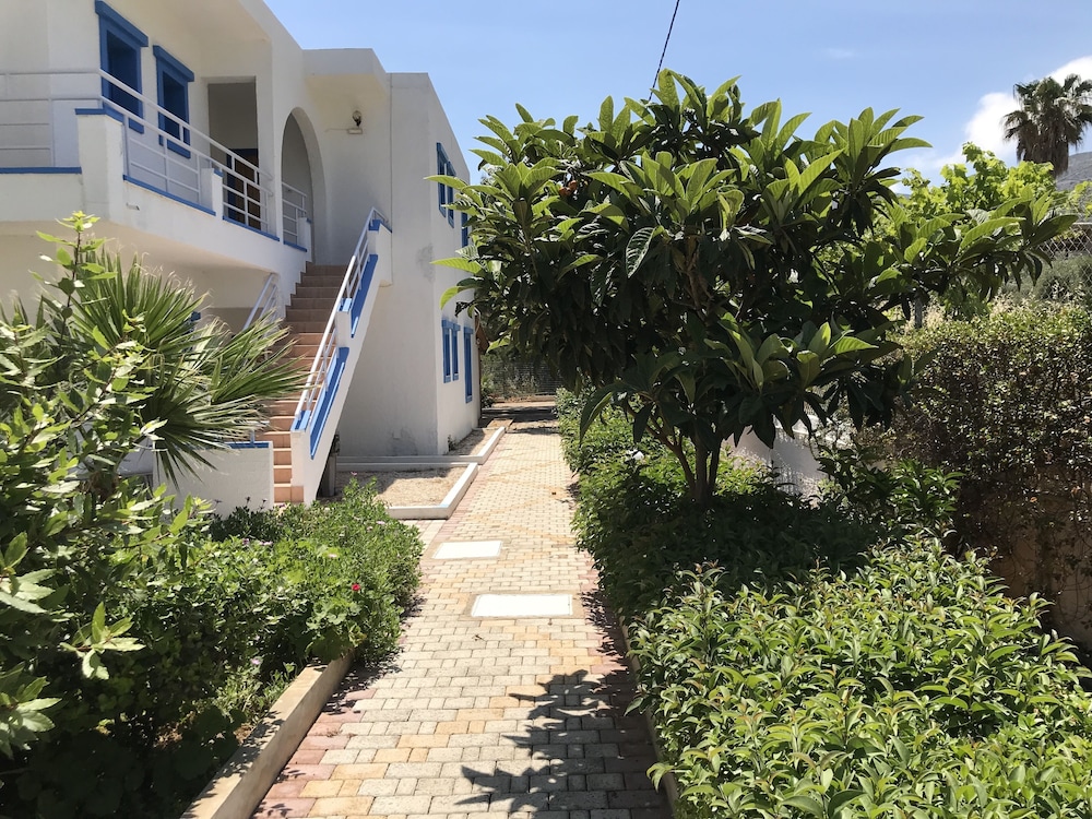 AMAZONES VILLAS APARTMENTS 27/32