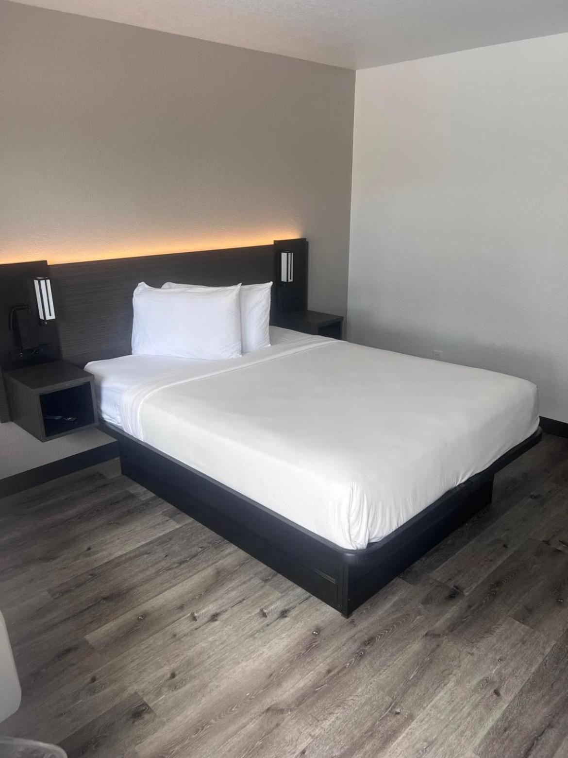 ROOM, QUEEN BED