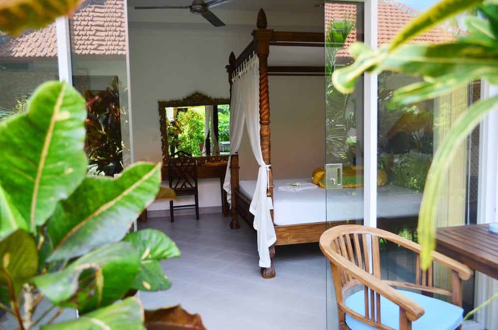 Aquarius Beach Hotel 30/64