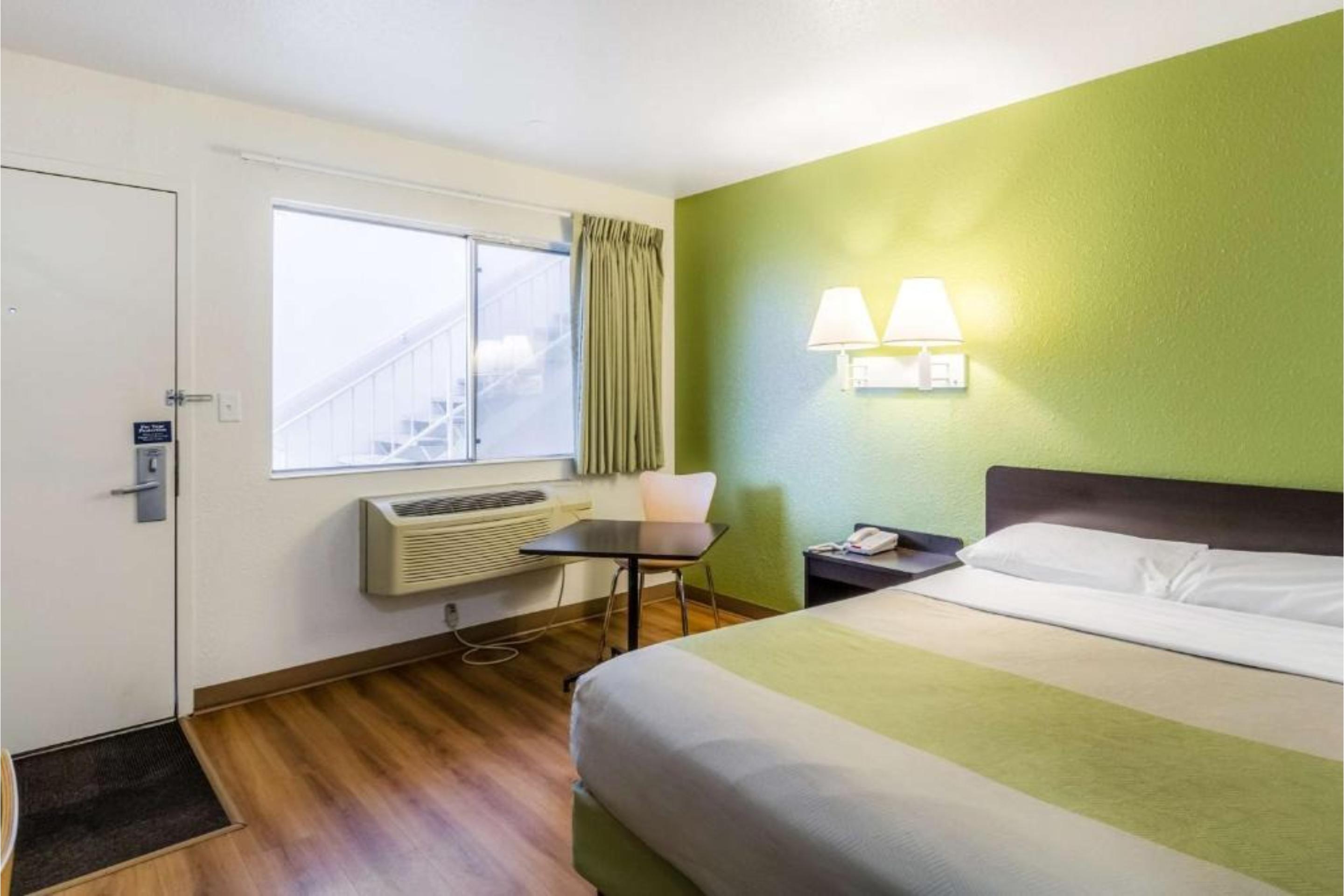 ROOM, QUEEN BED