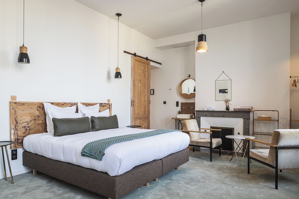 BASIC, KING BED