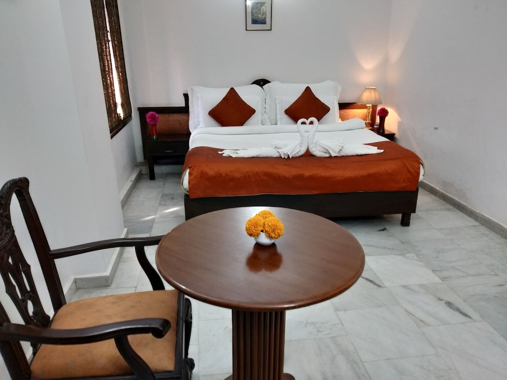 Vintage, King Bed، The Fort Ramgarh 2/4