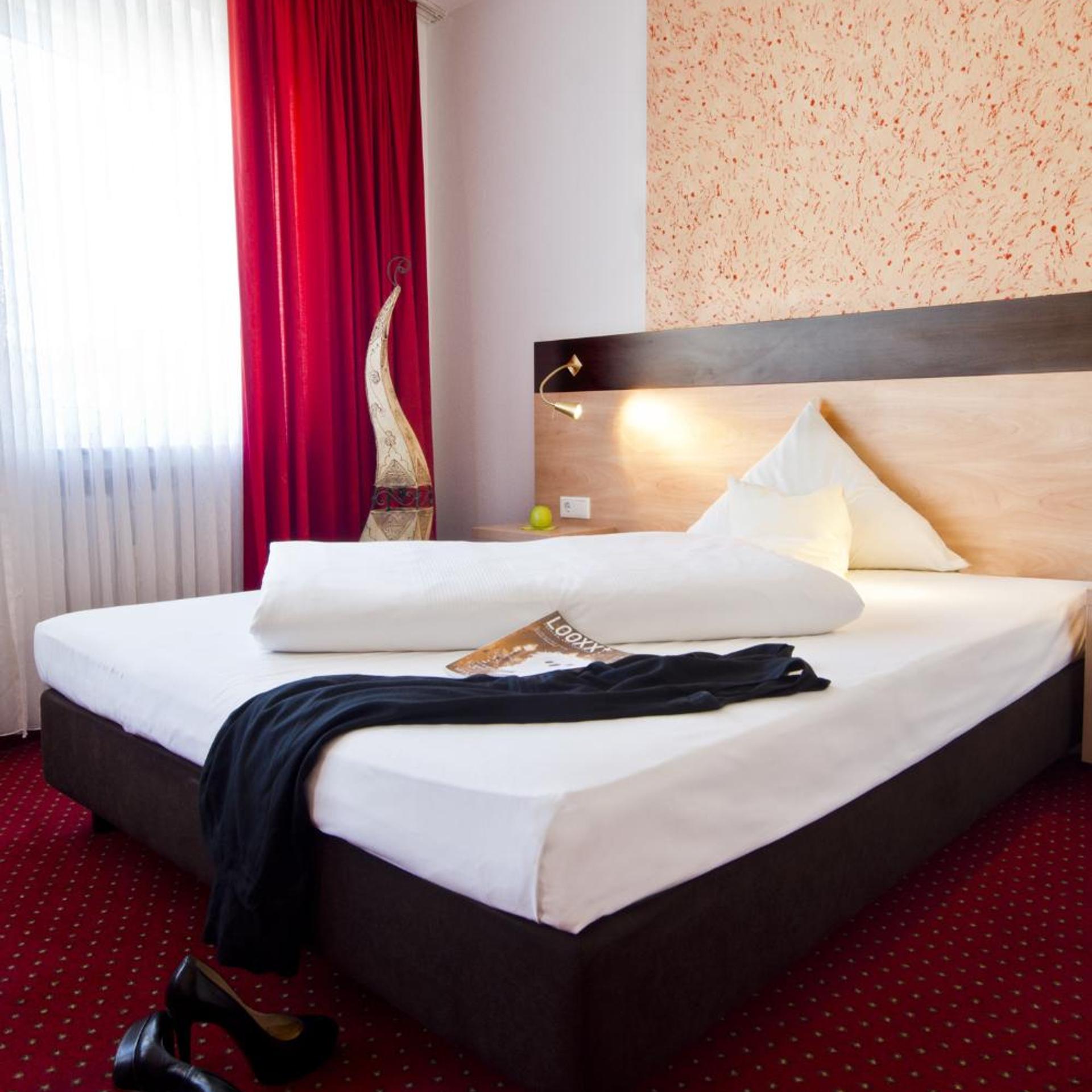 ROOM, SINGLE