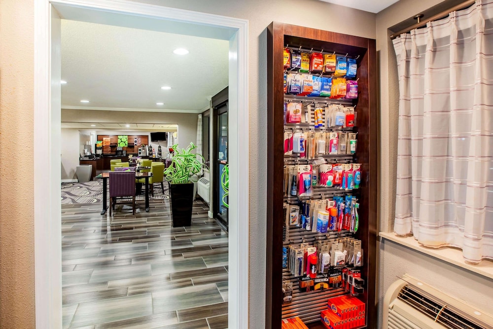 La Quinta Inn & Suites by Wyndham Houston Baytown East 38/47