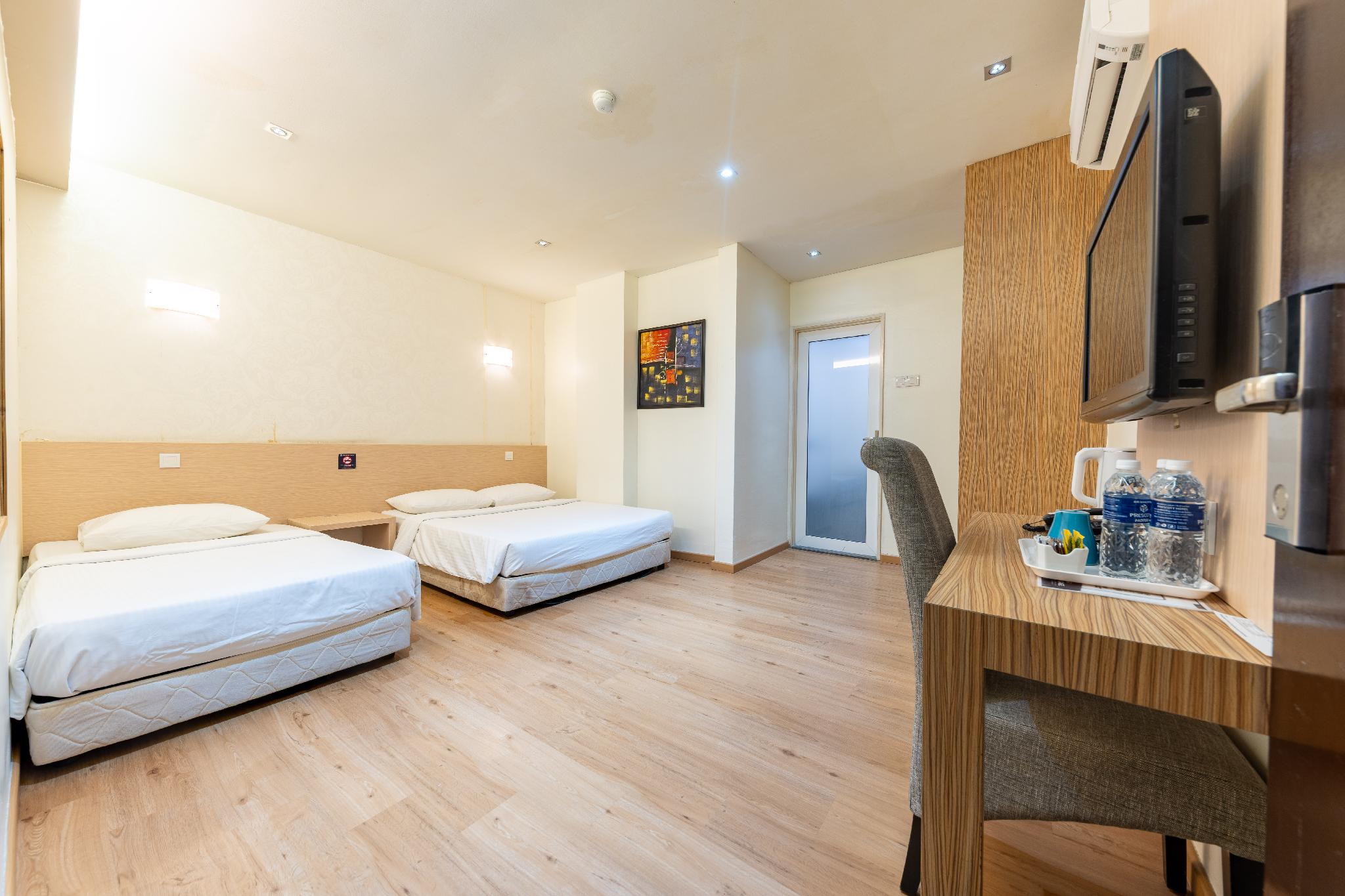 Junior, Family, 1 Queen and 1 Single Bed, No Window